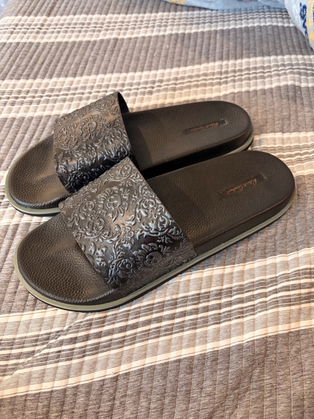 NWOT Robert Graham Men’s Size 13 Black Embossed Slide Sandals - Picture 2 of 8